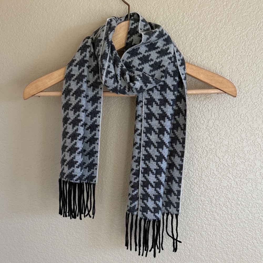 Stylish Houndstooth Scarf with Fringe
